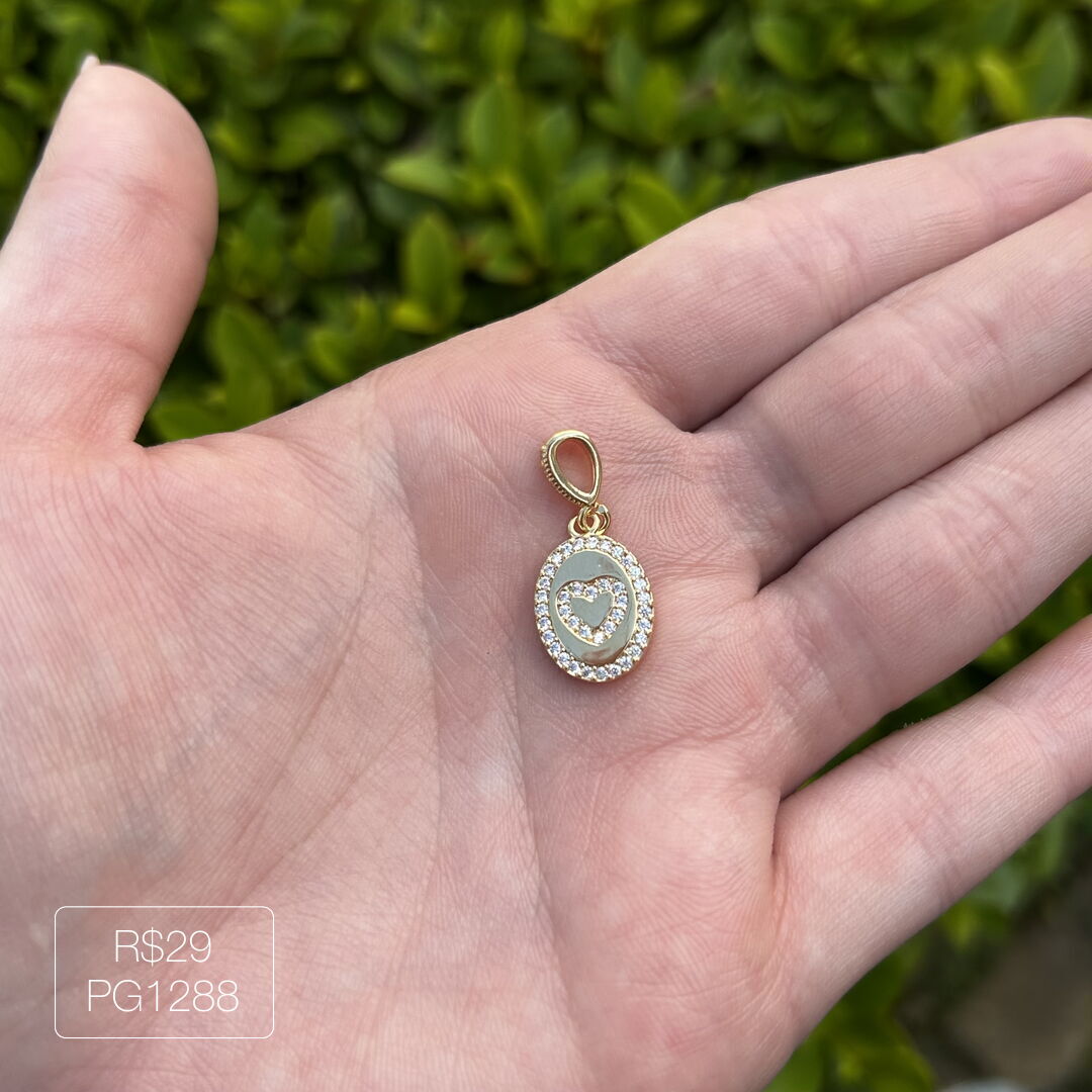 Pingente de Coração Oval Cravejado em Volta Cristal Dourado